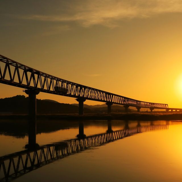 夕陽に照らされる高梁川橋梁